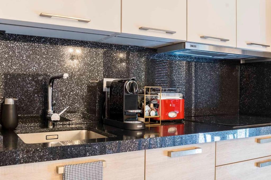 Luxurious Apartment In The Heart Of Puerto Banus Marbella Eksteriør billede